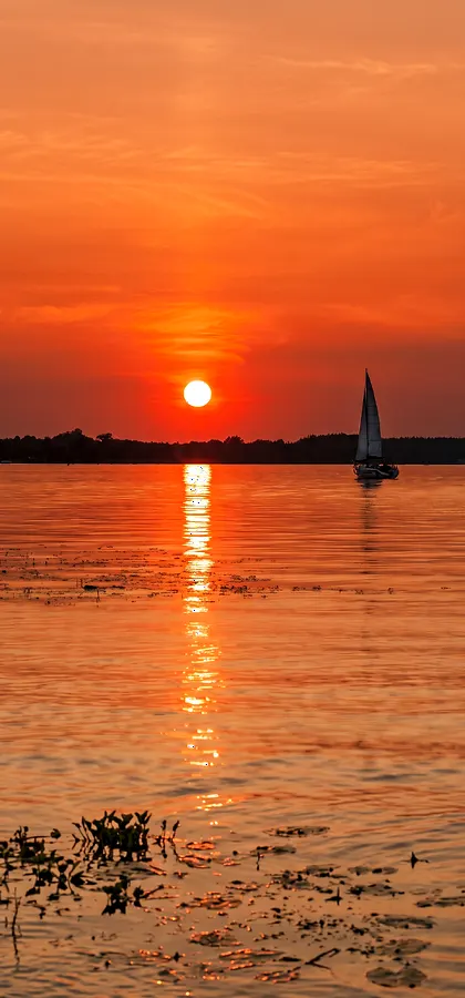 Sonnenuntergang am See – Romantisches Handy Hintergrundbild in 4K