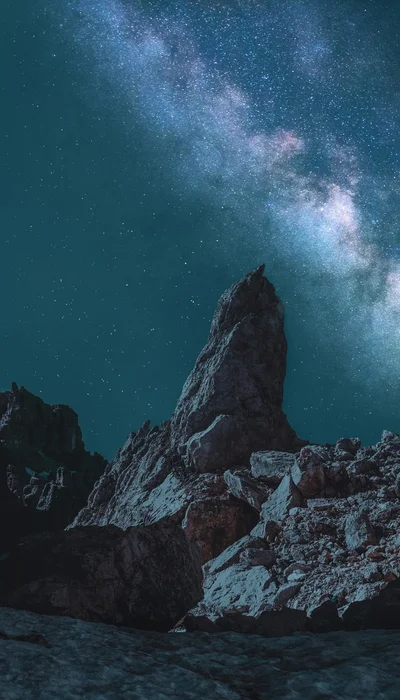 Sternenhimmel und Berglandschaft