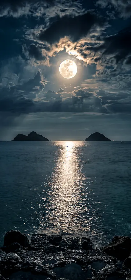 Vollmond über dem Meer – Dunkles Natur Handy Hintergrundbild in 4K