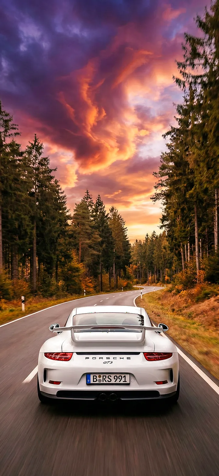 4K Handy Hintergrundbild eines weißen Porsche 911 GT3 vor einer City-Skyline im pinken Sonnenuntergang.
