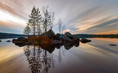 Ruhige See-Landschaft mit Spiegelung