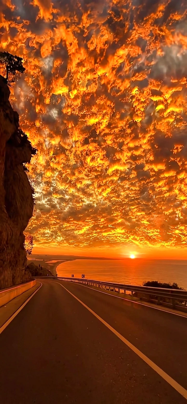 Feuriger Himmel über der Küste: Atemberaubende 4K Wallpaper & Hintergrundbilder für iPhone und iOS